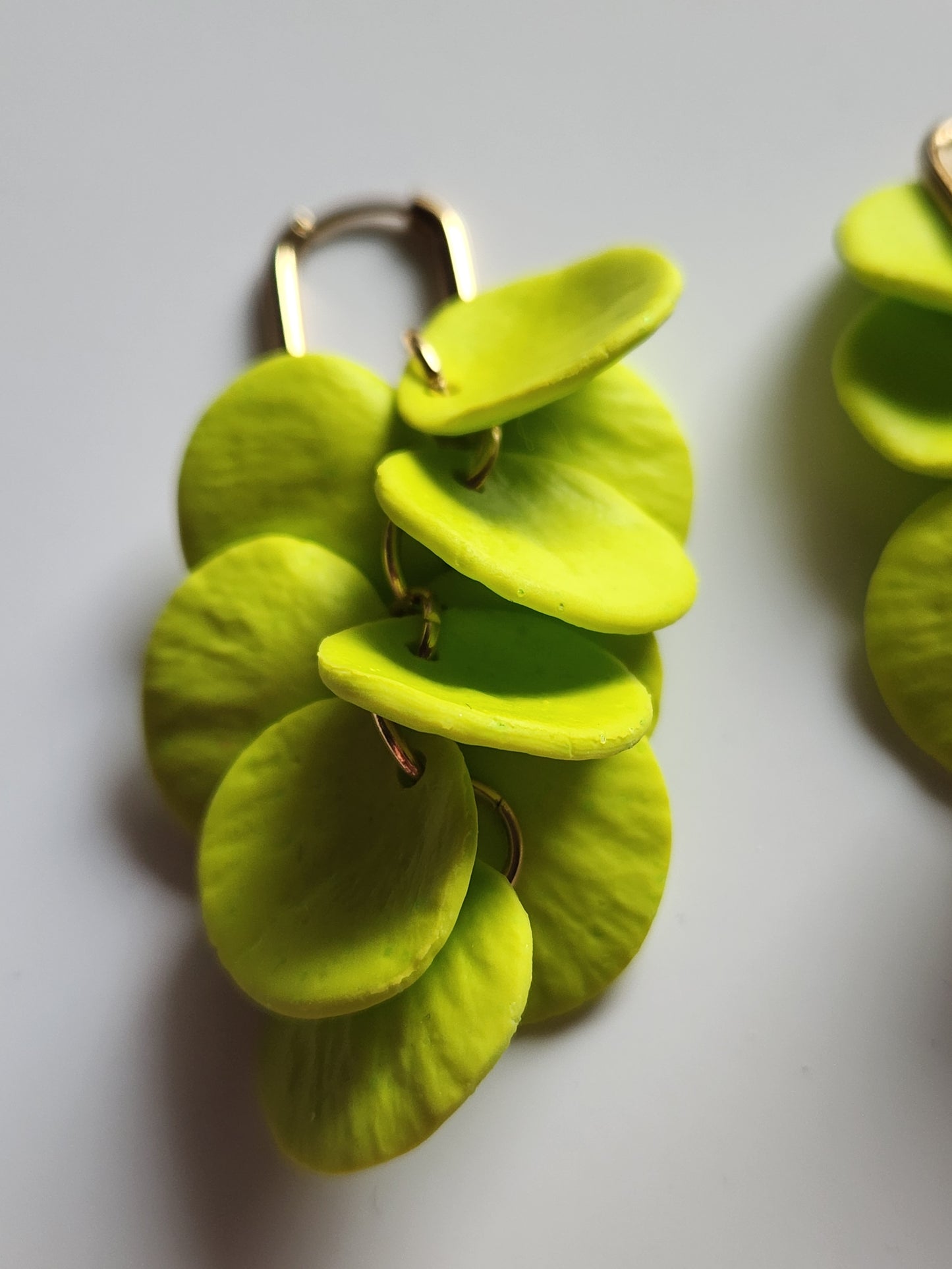 Cascada de pétalos verde limón