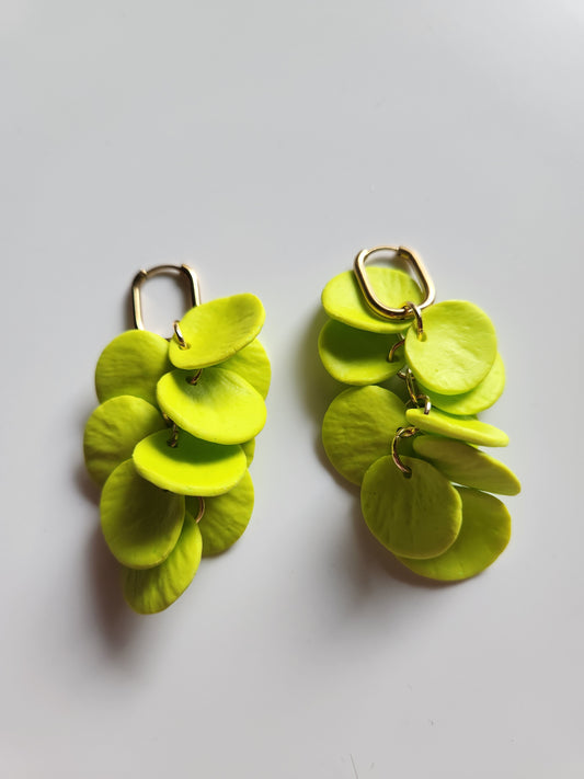 Cascada de pétalos verde limón