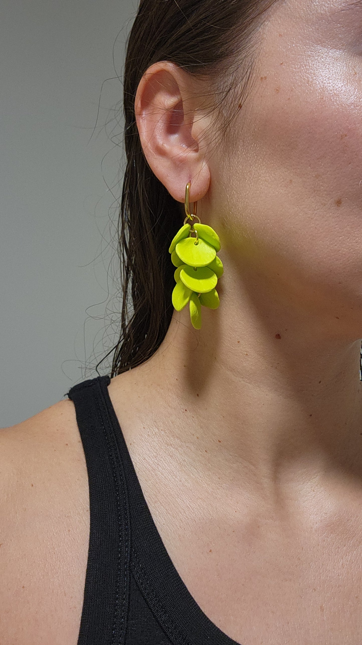 Cascada de pétalos verde limón