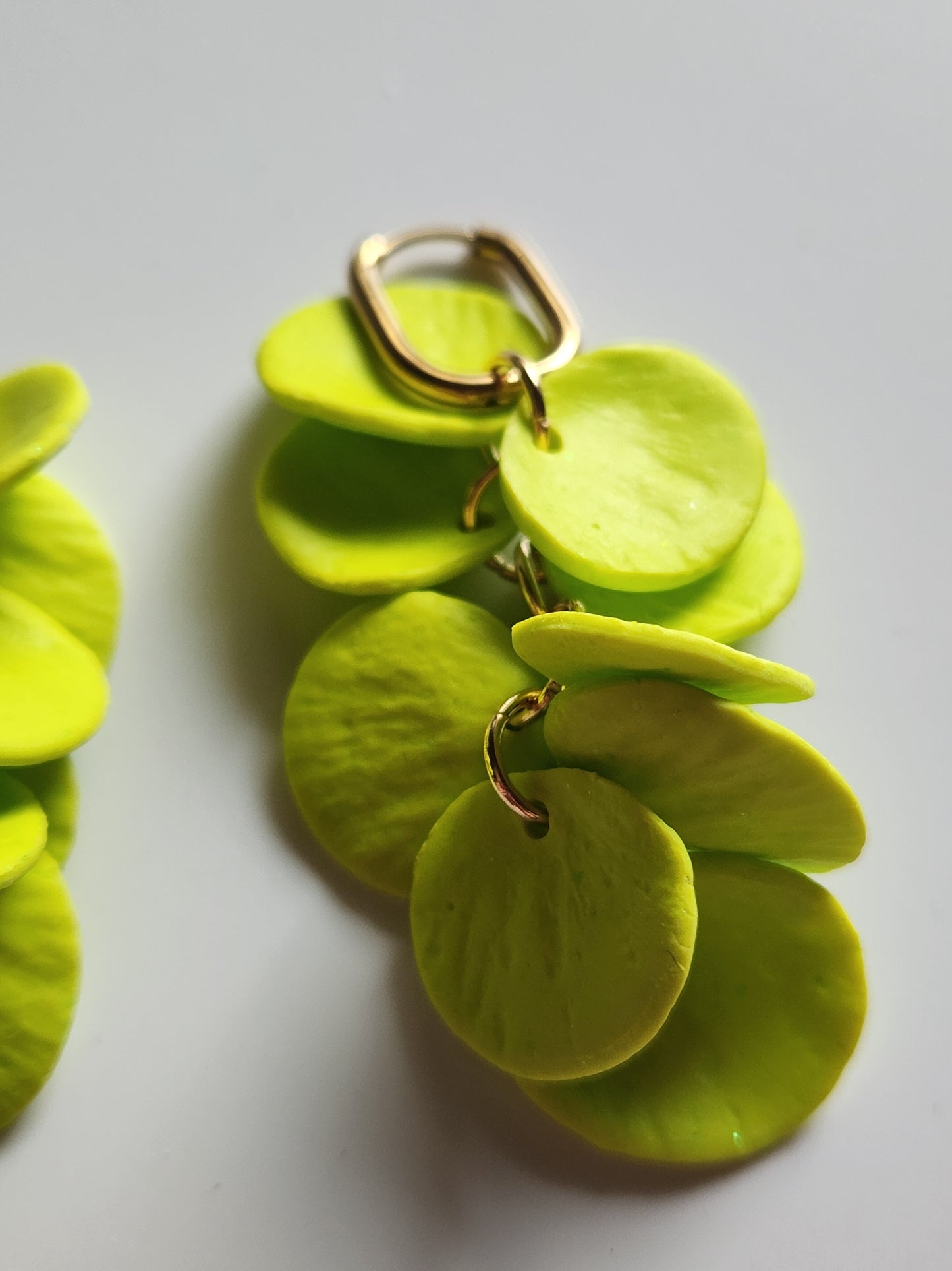 Cascada de pétalos verde limón